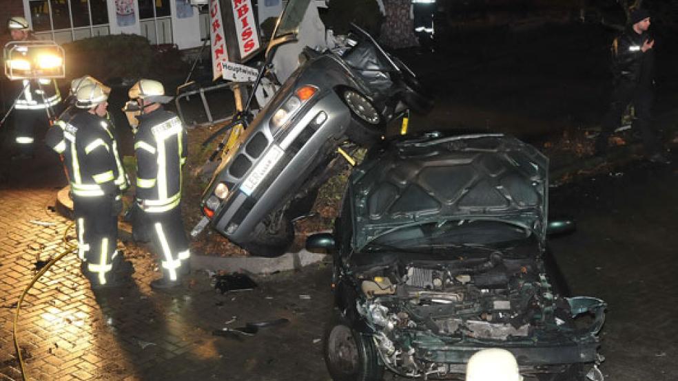 Nach dem Verkehrsunfall in Warsingsfehn musste die Feuerwehr einen BMW-Fahrer aus seinem Auto befreien. © Foto: Wolters