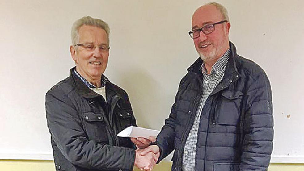 Dr. Dieter Babbel, Vorsitzender des DRK-Ortsvereins Rheiderland, gratuliert Hermann Freese (links) in Weener zu seiner 125. Blutspende. © Foto: DRK