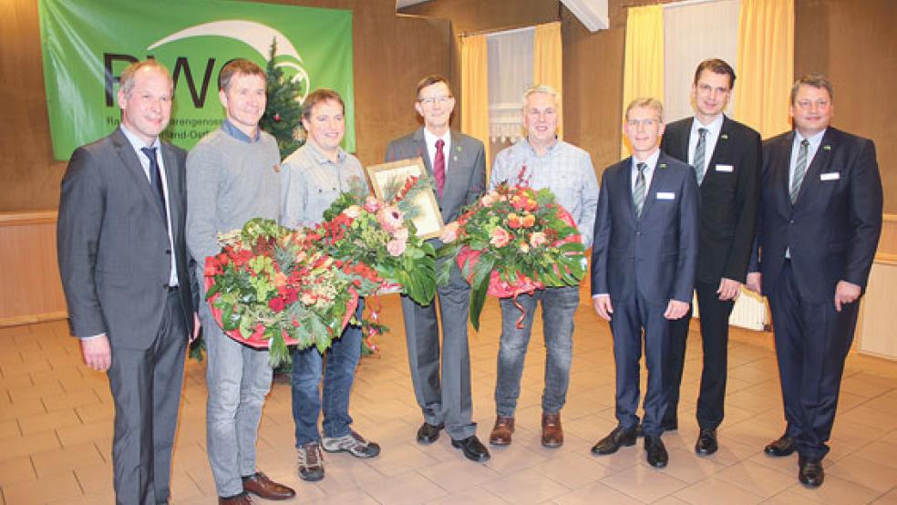 Bei der Verabschiedung aus dem Aufsichtsrat: Im BIld von links Hergen Eilers, Vorstandsvorsitzender der RWG, die verabschiedeten Aufsichtsratsmitglieder Thorsten Meschkat, Bernd Eilers, Willem Berlin und Kai Wilken sowie die drei RWG-Geschäftsführer Renke Schröder, Martin Bertels und Hermann Mammen.  © Foto: Sabine Aey