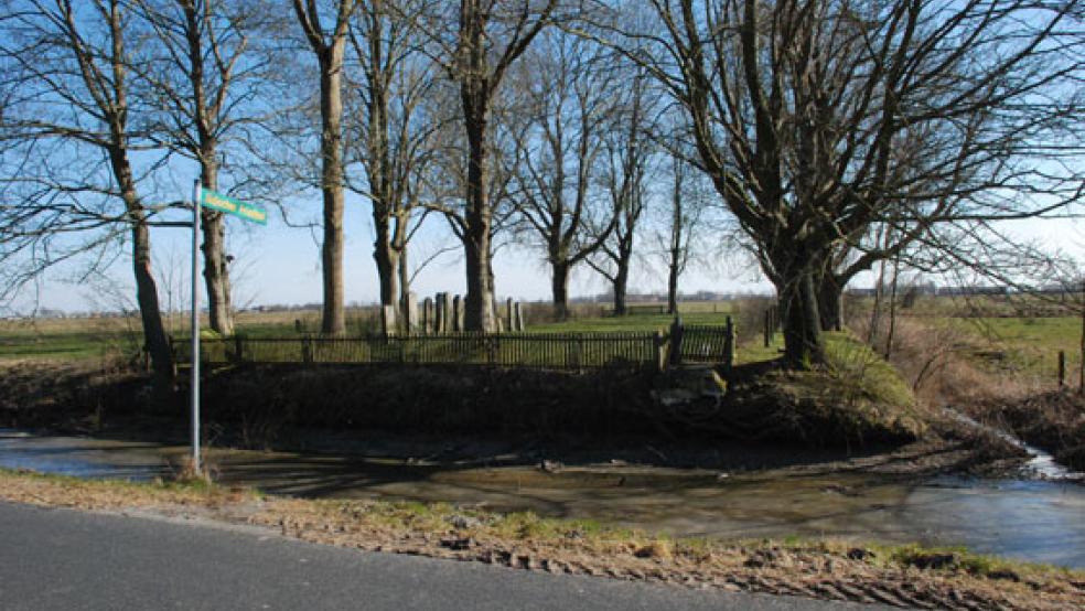 Der Weg über das Sieltief beim jüdischen Friedhof am Dukelweg in Jemgum ist abgeschnitten, seit die marode Fußgängerbrücke abgebrochen wurde. © Foto: Kuper
