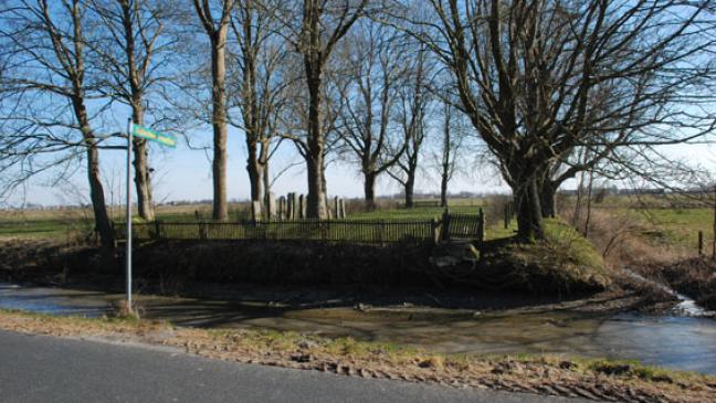 Festhalten an der Fußgängerbrücke