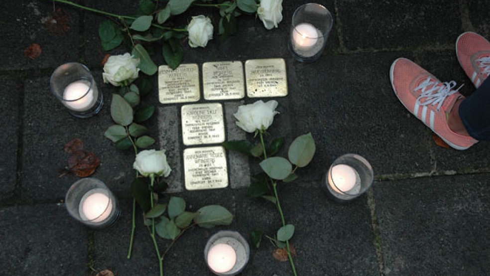 In Weener erinnern »Stolpersteine« an jüdische Einwohner, in Jemgum soll nach Rücksprache mit einem privaten Spender eine Gedenktafel aufgestellt werden. © Foto: Szyska