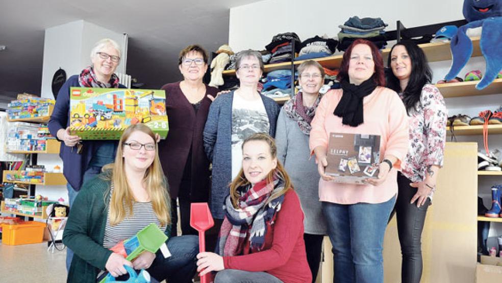 Freuen sich über die Sachspenden (von links, stehend): Ute Giese (Kindergarten Dollart), Anne Wessels, Jutta Hilfers, Birgitt Boekhoff (»Kallimero«), Heike Letas (Wymeer) und Nadine Hartmann (»Kallimero«) sowie (sitzend) Lisa Janssen und Christiane Grosser (Bunde). © Foto: Boelmann