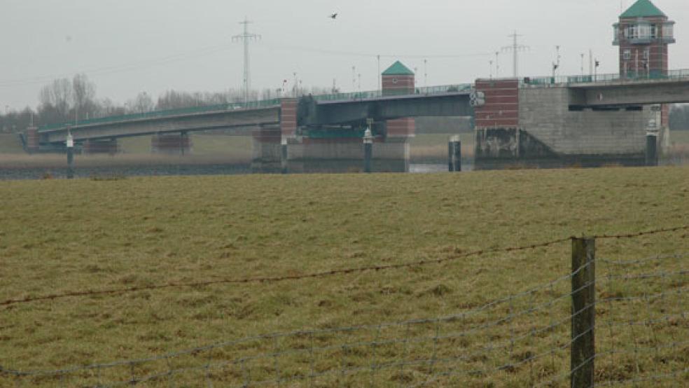 Auf der Jann-Berghaus-Brücke bei Bingum hat ein Autofahrer eine sich bereits senkende Schranke gerammt. © Foto: Szyska