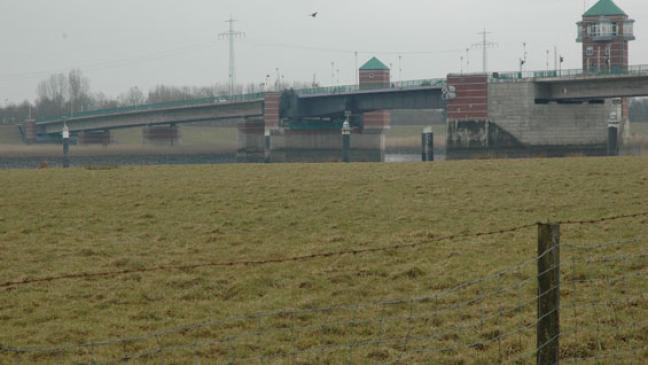 Autofahrer rammt Brücken-Schranke