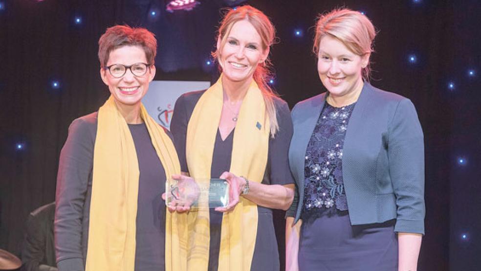 Bundesfamilienministerin Dr. Franziska Giffey (rechts) überreichte den Pubikumspreis für das Projekt »Moje Tieden« an Vertreter des Zonta-Clubs Leer-Ostfriesland. In der Mitte: Präsidentin Ute Watermeyer. © Foto: David Ausserhofer