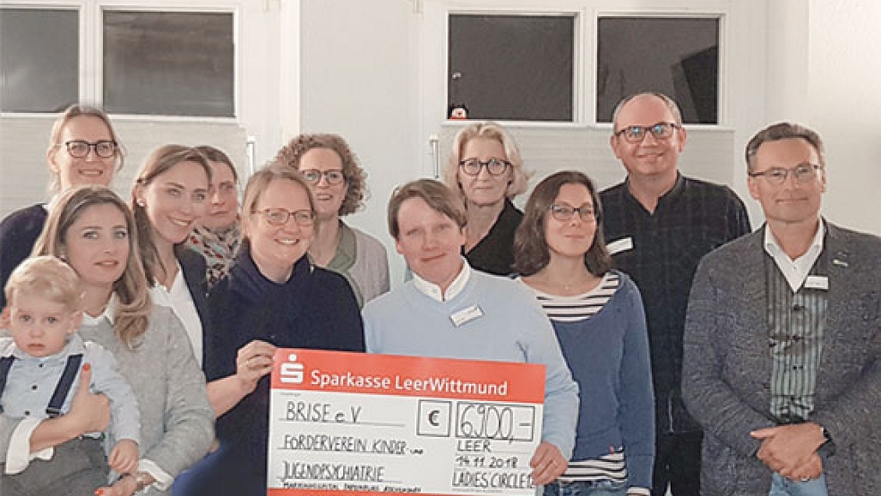 Einen Geldsegen überbrachten Vertreterinnen vom »Ladies Circle Emden-Leer« an das Team der Tagesklinik. © Foto: privat
