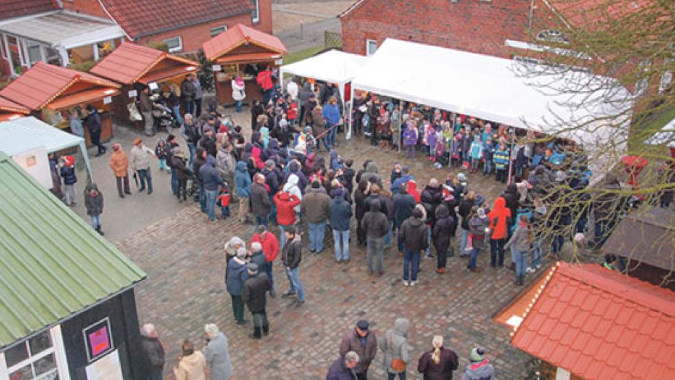 Der Weihnachtsmarkt »Rund um d´ Möhlen« in Stapelmoor wird jetzt am Samstag veranstaltet. Los geht es um 14 Uhr. Der Weihnachtsmann wird um ca. 17 Uhr erwartet.  © Foto: privat