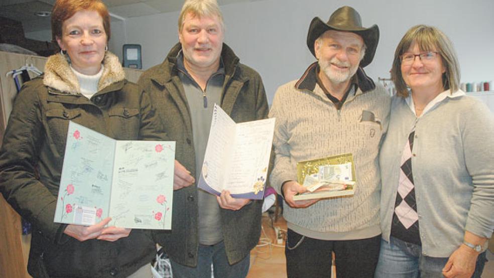 Geldspenden in einer Gesamthöhe von 1830 Euro überreichten (von links) Irena Lachmann und Hartmut Elzen aus Weenermoor gestern an Norbert Deger und Christina Losert, die beim Brand ihres Hofgebäudes am 25. November ihr ganzes Hab und Gut verloren haben. Hartmut Elzen sammelte die Spenden bei rund 70 Privatleuten und in 25 Geschäften. © Foto: Szyska