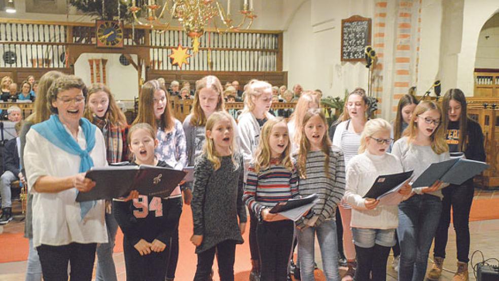 Die »Singing Kids« sind einer von acht Chören, die zum Ausklang des dritten Adventssonntages in der reformierten Kirche in Bunde auftreten werden. © Foto: Himstedt