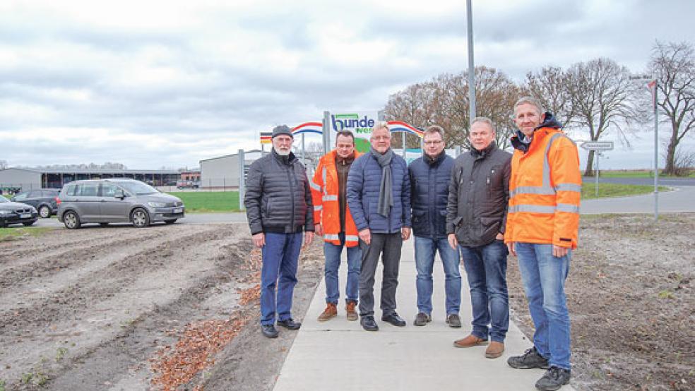Neben den Vertretern der Baufirmen waren gestern auch Ratsherr Georg Huisinga (links), Amtsleiter Karl-Heinz Schüür (Dritter von links) und Bundes Bürgermeister Gerald Sap (Zweiter von rechts) bei der Bauabnahme vor Ort. © Foto: Hoegen