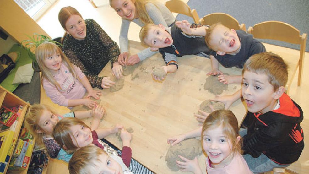 Bei den »Jona«-Kindern sind die beiden Praktikantinnen Annagreet Engelmoer und Femke Postma (oben von links) sehr beliebt. © Foto: Szyska