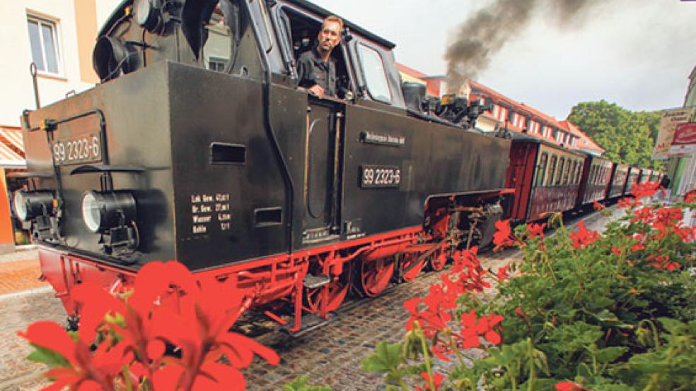 Die historische Dampfeisenbahn »Molli« wird im Sommer 2019 auf Borkum zwischen dem Fähranleger am Hafen und dem Bahnhof im Ortskern pendeln. Sonst verbindet sie Bad Doberan mit Heiligendamm und Kühlungsborn. © Foto: Jens Büttner (dpa)