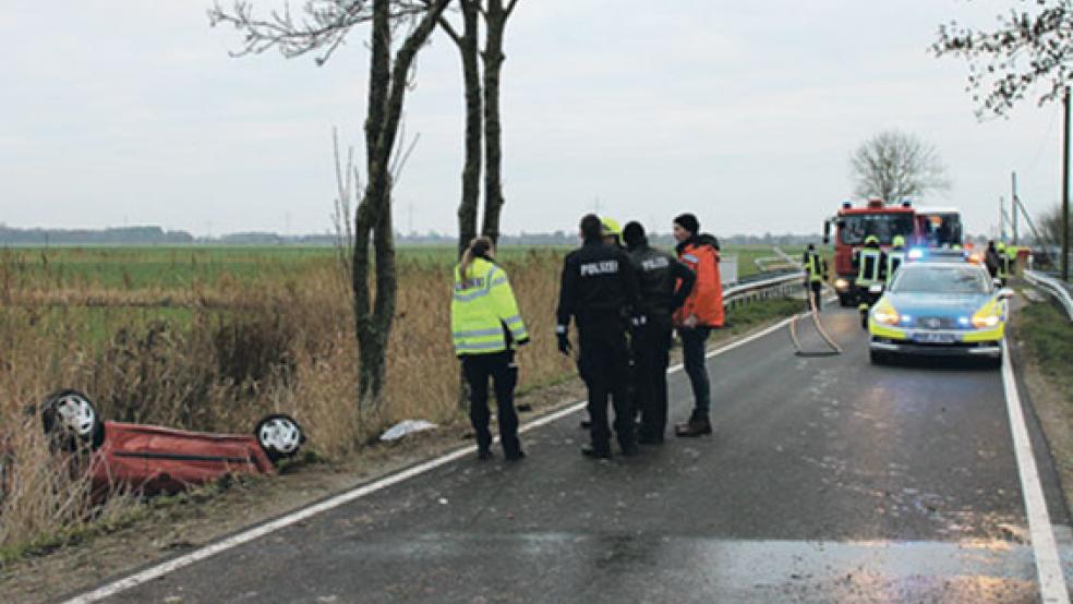 Bei einem Verkehrsunfall in Osteel (Brookmerland) hat eine 29-jährige Autofahrerin aus Norden heute Morgen schwere Verletzungen erlitten. Die Frau wurde mit einem Rettungshubschrauber in ein Krankenhaus gebracht. © Foto: Kreisfeuerwehr Aurich