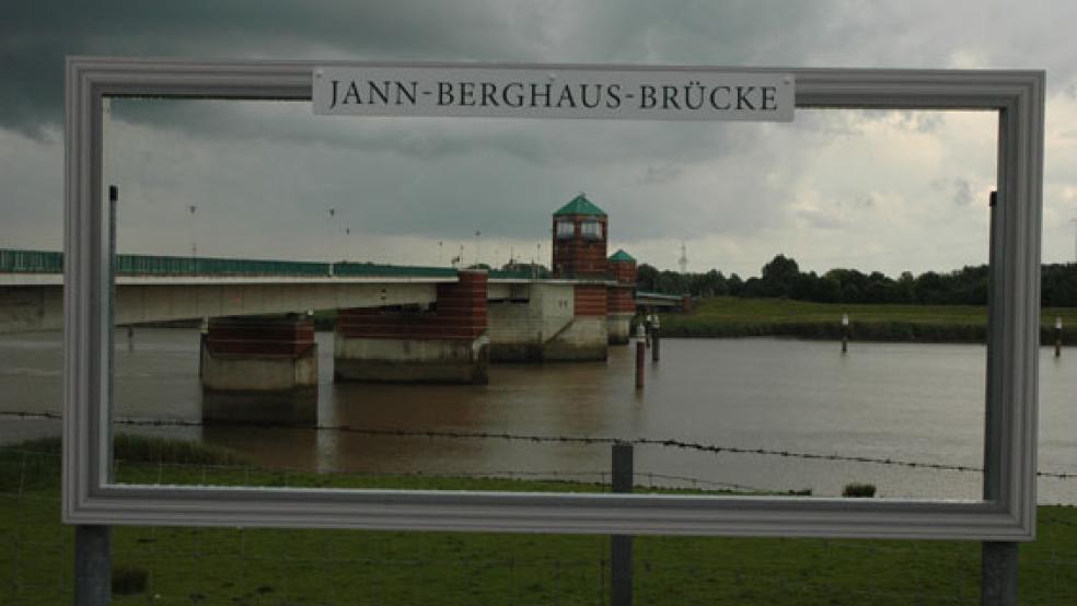 Auf der Jann-Berghaus-Brücke sind zwei Fahrräder zusammengestoßen, ein 61-jähriger Bingumer verletzte sich dabei am Kopfe. © Foto: Szyska