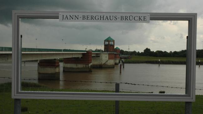 Fahrräder stoßen auf Brücke zusammen