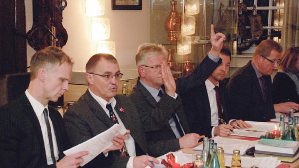 Bürgermeister Ludwig Sonnenberg - Bildmitte - stimmte zwar im Rat mit ab, wolte sich aber zu Details der Haushaltsplanung für Weener auch auf Nachfrage nicht äußern. © Foto: Kuper