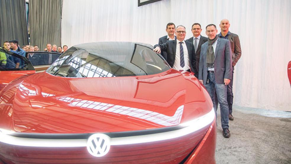 Der Passat, der noch »I.D. VIZZION« genannt wird: Personalvorstand Gunnar Kilian, Werkleiter Andreas Dick, Personalleiter Martin Rosik, Betriebsratschef Manfred Wulff und sein Stellvertreter Herbert de Vries. © Foto: Volkswagen