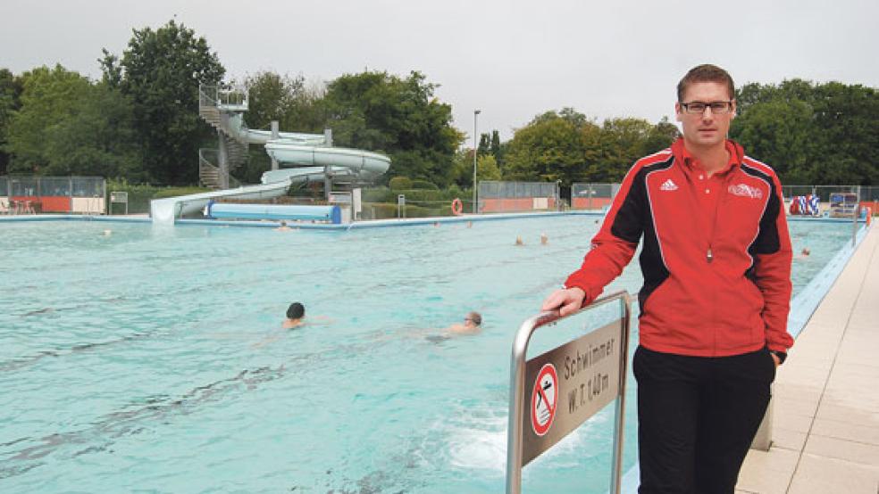 Markus Bakker soll eine neue Kollegin oder einen neuen Kollegen bekommen, die Stadt Weener will für das Friesenbad 2019 eine dritte Badeaufsicht einstellen. © Foto: Hoegen