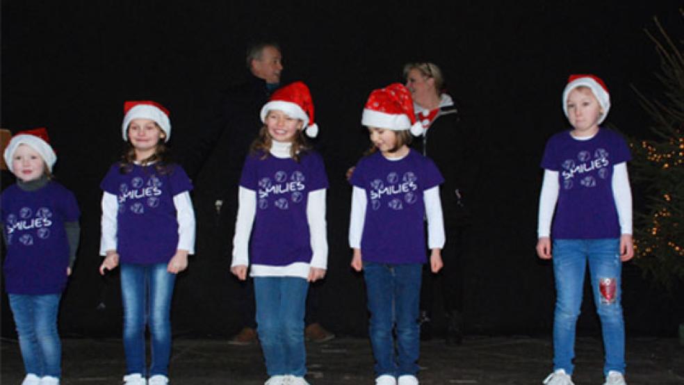 Bürgermeister Gerald Sap und Gewerbevereinsvorsitzende Birgit Lübbermann-Gabriel (hinten auf der Bühne) ließen den »Smilies-Tänzerinnen« den Vortritt bei der Eröffnung des 28. Bunder Weihnachtsmarktes. © Fotos: Kuper