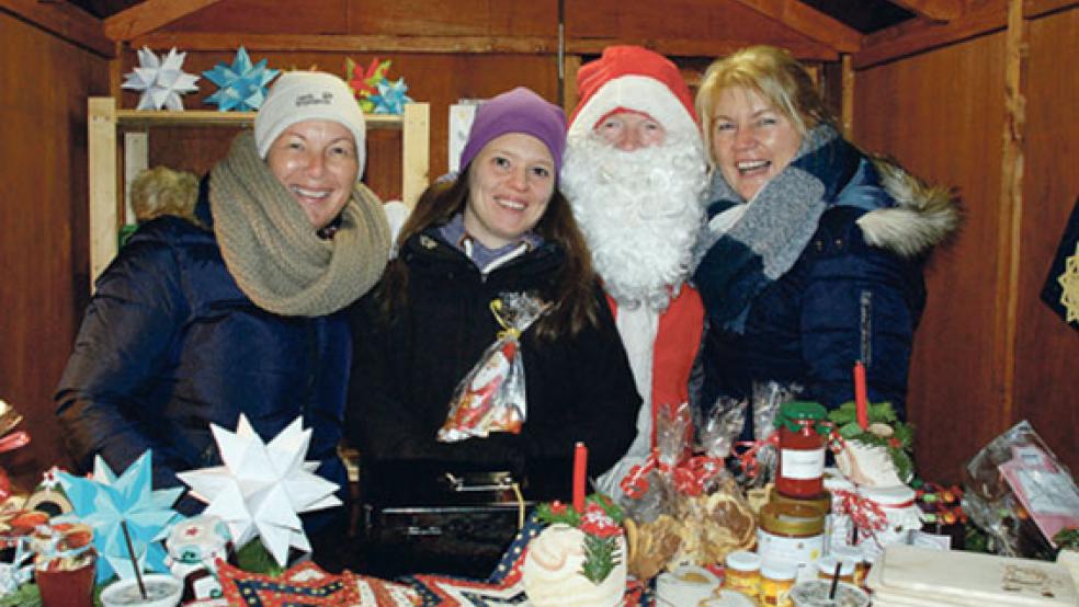 Der Weihnachtsmann besuchte auch den Stand des Kindergartens Stapelmoor. © Fotos: Kuper