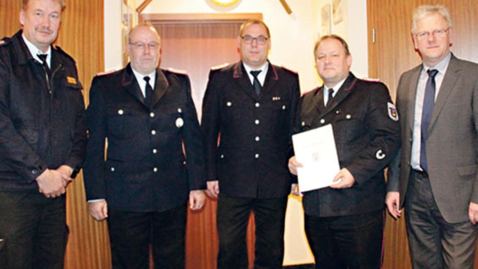Nach der Wahl in Stapelmoor: (von links) Abschnittsbrandmeister Ernst Berends, der die Wahl leitete, der stellvertretende Stadtbrandmeister Gerhard Kuper, Stadtbrandmeister Jörg Fisser, Ortsbrandmeister Harald Schmehl und Bürgermeister Ludwig Sonnenberg. © Foto: J. Rand/Feuerwehr