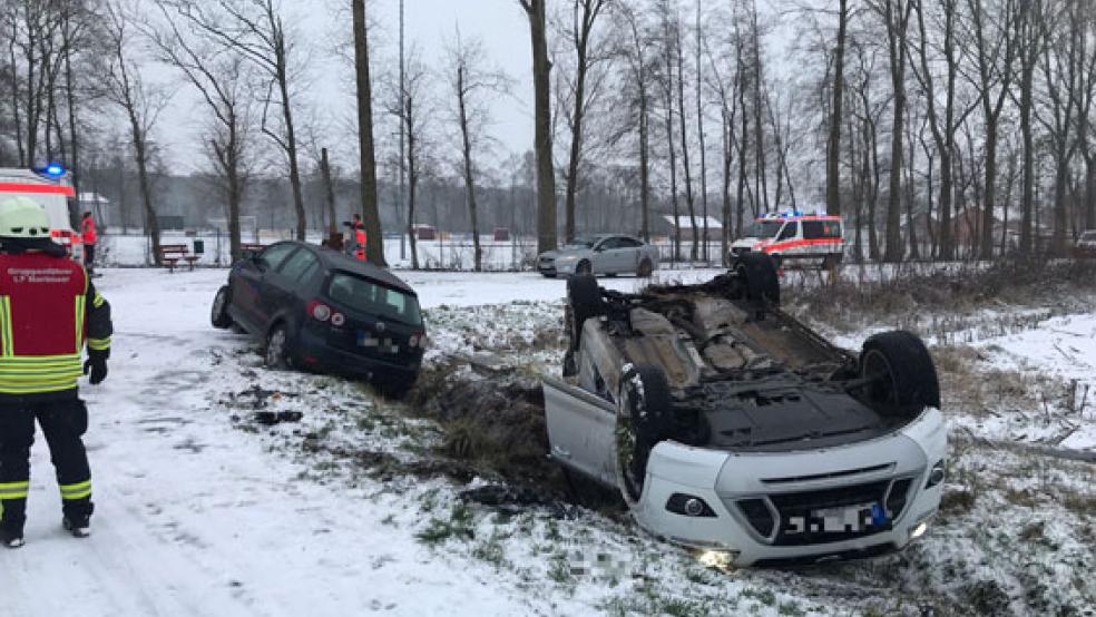 Ein schwerer Unfall hat sich am Sonntagvormittag in Nortmoor ereignet. Zwei Autos waren zusammengeprallt.  © Foto: Kreisfeuerwehr 