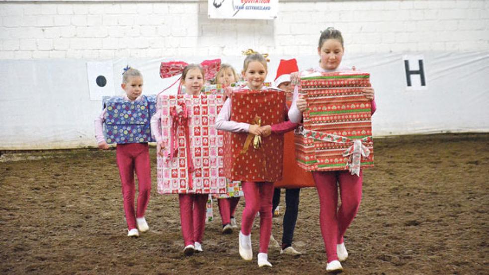 Als Geschenke verkleidet eröffneten die Voltigierer das Weihnachtsreiten. © Fotos: Muising