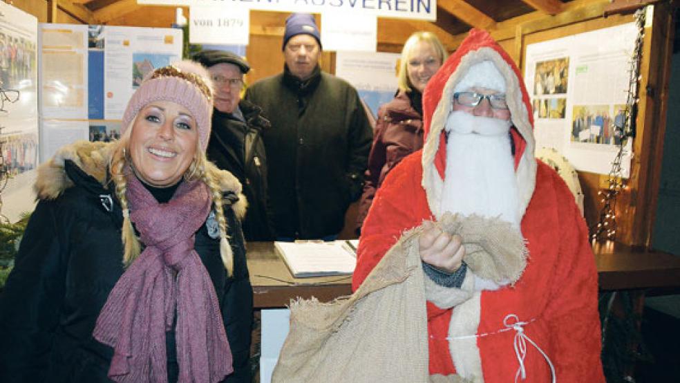 Ob Weihnachtsmann »Harmi« auch schon Mitglied ist? Zumindest ließ er es sich nicht nehmen, gemeinsam mit der Vorsitzenden der Werbegemeinschaft, Steffi Bruhns, einen Abstecher zur Bude des Krankenhausvereins zu machen.  © Fotos: Himstedt