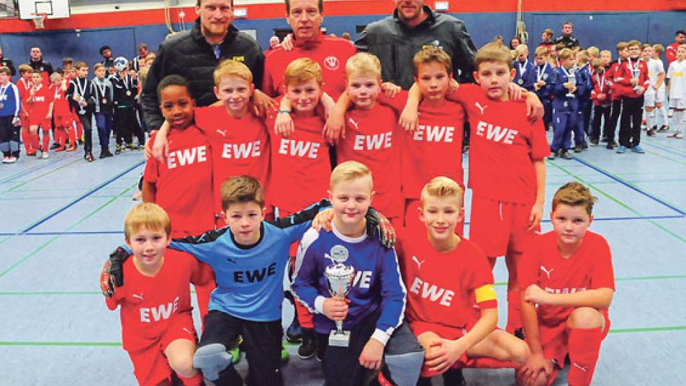 Auch für die Siegerfotos der einzelnen Teams hatte Peter Niemeyer (hinten rechts) noch Zeit. Bundes Trainer Robert Leemhuis (hinten Mitte) und Carsten Niederberger (EWE) konnten mit dem Turnier zufrieden sein. © Fotos: EWE
