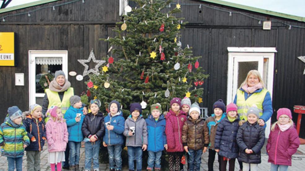 Der Weihnachtsbaum auf den Mühlenplatz in Stapelmoor für den Weihnachtsmarkt wurde von den Kindergartenkindern mit Sternen, Glöckchen und Kugeln geschmückt. © Foto: H. Siemons