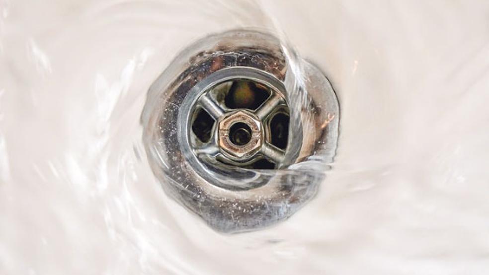 Der Verbrauchspreis für Trinkwasser wird vom Wasserversorgungsverband Rheiderland (WVV) zum neuen Jahr um zehn Cent auf 1,07 Euro pro Kubikmeter erhöht. Ein Privathaushalt mit vier Personen, bei dem ein durchschnittlicher Verbrauch von 100 Kubikmetern zugrunde gelegt wird, muss demnach zirka 10,70 Euro pro Jahr mehr bezahlen. © Symbolfoto: Pixabay