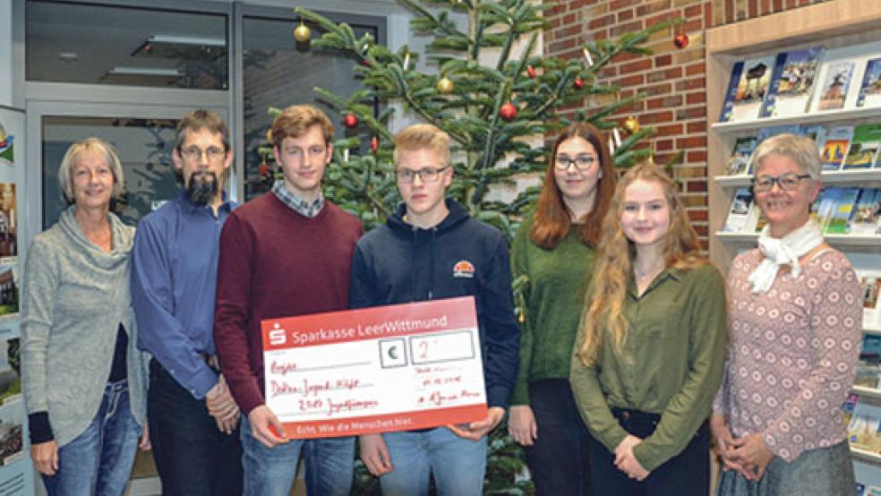 Bei der Preisverleihung im Rathaus: (von links) Angelika Janssen-Harms, Stadtjugendpflegerin, Wolfgang Hermann, Trainer Dokan Karate Dojo des TuS Weener, Luka Bruns, Thorben Gosling, Lena Lüürsen, Jana Willems und Antine Hoppen, Trainerin Dokan Karate Dojo des TuS Weener. © Foto: Stadt Weener