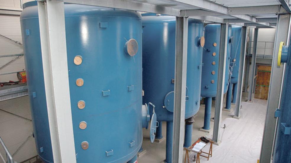 In einer neuen Halle hinter dem Wasserwerk in Weener stehen nun insgesamt acht Filterkessel, die der Aufbereitung von mit Schadstoffen belastetem Grundwasser dienen. Im Frühjahr soll der Probebetrieb beginnen. © Foto: Szyska