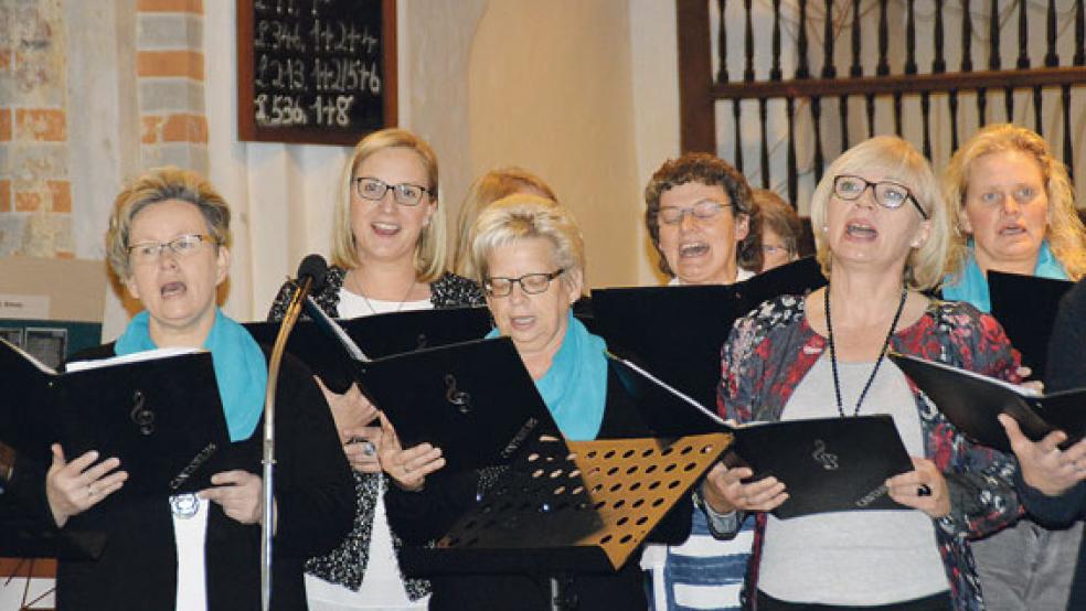 Gut bei Stimme und gut im Organisieren: Der Chor »Cantabiles« von der reformierten Kirchengemeinde unter der Leitung von Alide und Johann Dannen war in diesem Jahr der Gastgeber des Adventskonzertes. © 