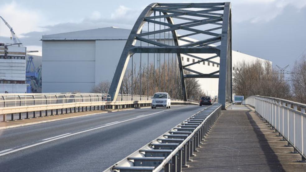 Die Eisen-Bogen-Brücke über die Ems wurde vor 50 Jahren ihrer Bestimmung übergeben. © Foto: Hermann-Josef Döbber