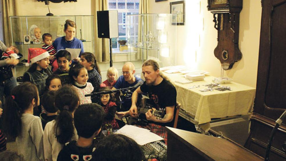 Der Verein »Get Together« hatte am Samstagnachmittag wieder zum vorweihnachtlichen Treffen mit Musik nach Weener eingeladen. Ein Höhepunkt für die Kinder war der Besuch des Weihnachtsmannes im Heimatmuseum. © Fotos: Berents