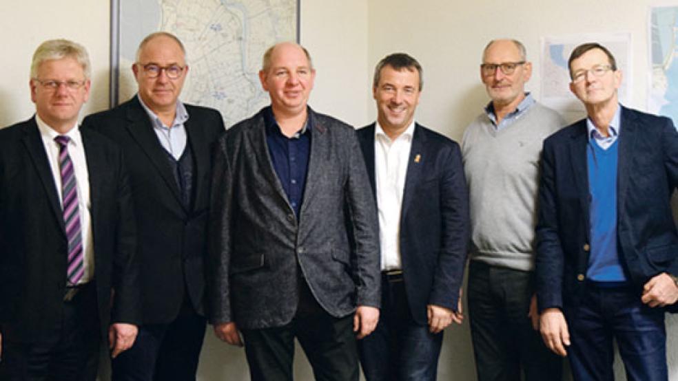 Im Gespräch über den Masterplan Ems und das Schlickproblem (von links): Ludwig Sonnenberg (Bürgermeister von Weener), Hans-Peter Heikens (Bürgermeister von Jemgum), Detert Gruis (stellvertretender Oberdeichrichter), SPD-Politiker Johann Saathoff, Meint Hensmann (Oberdeichrichter) und Obersielrichter Willem Berlin.  © Foto: SPD