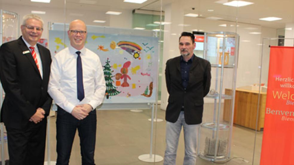 Informativ und Kreativ: Frank Fastenau, Vorstandsvertreter der Sparkasse LeerWittmund (von links), mit Werkstattleiter Thomas Winsenborg und Christian Meyer, Lehrkraft der staatlich anerkannten Tagesbildungsstätte der Lebenshilfe Leer, in der Infoausstellung im SparkassenHaus.  © Foto: Haneborger