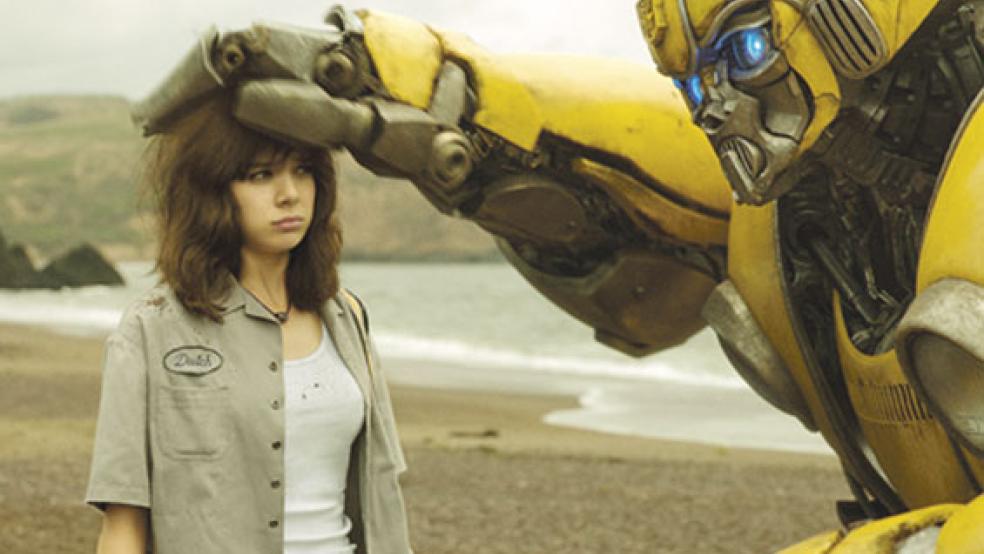Liebevoll gezeichnete Protagonisten: Zwischen der rebellischen Schülerin Charlie (Hailee Steinfeld) und ihrem Robo-Auto »Bumblebee« entwickelt sich schnell eine tiefe Freundschaft. © Foto: Paramount Pictures