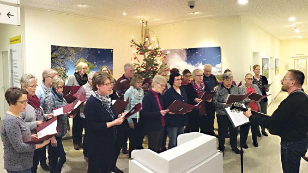 Der Singkreis Holthusen sang unter anderem das plattdeutsche »Tillt up de Poort« (»Macht hoch die Tür«). © Fotos: Kuper