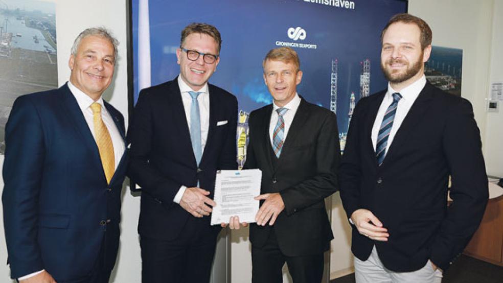 Der Vertrag zwischen Groningen Seaport und der AG Ems wurde kürzlich unterzeichnet; anwesend waren (von links) Sjoerd Peters und Cas König (Groningen Seaports) sowie von der AG Ems Dr. Bernhard Brons (Alleinvorstand) und Marcel Diekmann (Vorstandsassistent/Prokurist EMO). © Foto: Boertjens/Groningen Seaports 