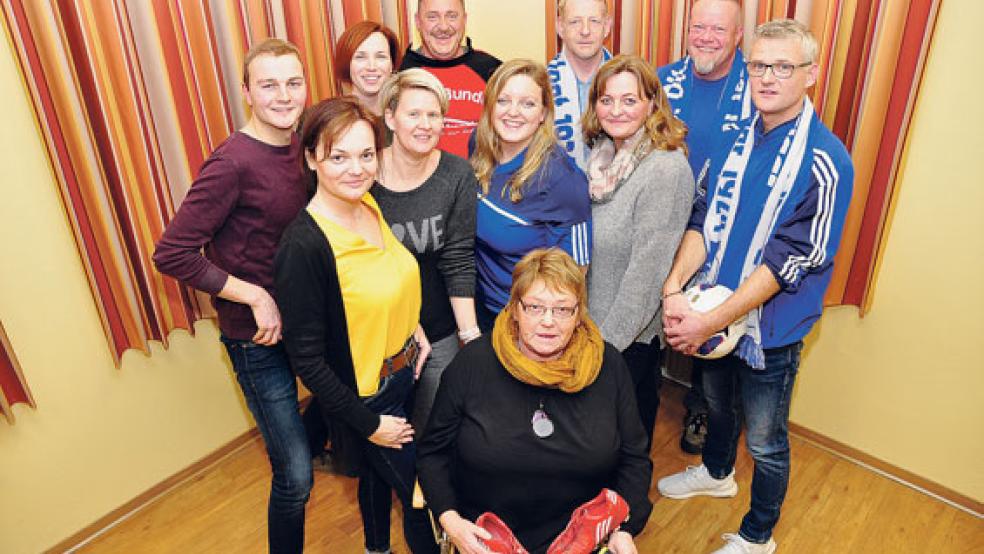 Die Laienspieler der »Verlaatjer Spöölbühn« um Spielleiterin Alide Reck (vorne) freuen sich auf die Aufführung ihres neuen Theaterstücks »Fußballwahn un Liebeskram«. © Foto: Wolters
