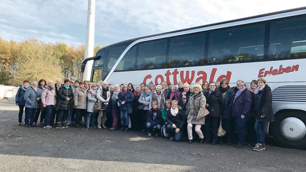 Die Reisegruppe der Landfrauen vor dem Bus. © Foto: privat