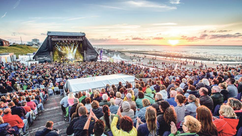 In der Summertime-Arena am Nordstrand von Norderney wird am 28. Juli 2019 der belgische Sänger Milow auftreten. Am 24. Juli singt dort Max Giesinger und am 26. Juli wird Michael Patrick Kelly zu Gast sein. © Foto: König Event Marketing