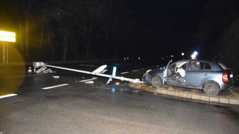 Der Skoda Fabia blieb auf der Verkehrsinsel stehen, vom Fahrer fehlte zunächst jede Spur. © Foto: Polizei