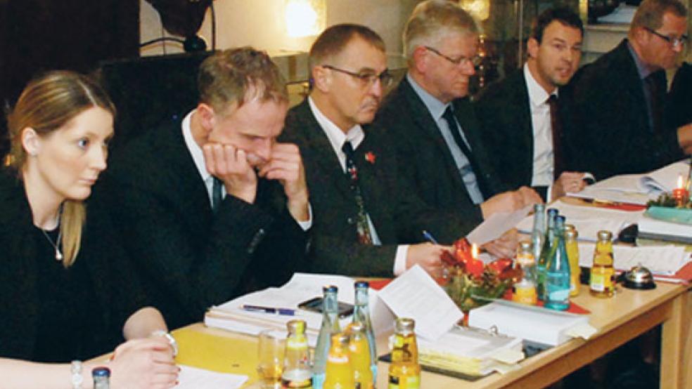 Viel Papier hatte der Stadtrat, bildlich gesprochen, in seiner Dezember-Sitzung zu bewegen. Der Erste Stadtrat Hermann Welp (zweiter von links) studiert Vorlagen, neben ihm Fachbereichsleiterin Xenia Nording. Neben Welp Ratsvorsitzender Garrelt Janssen, Bürgermeister Ludwig Sonnenberg und Kämmerer Ingo Großpietsch © Foto: Kuper