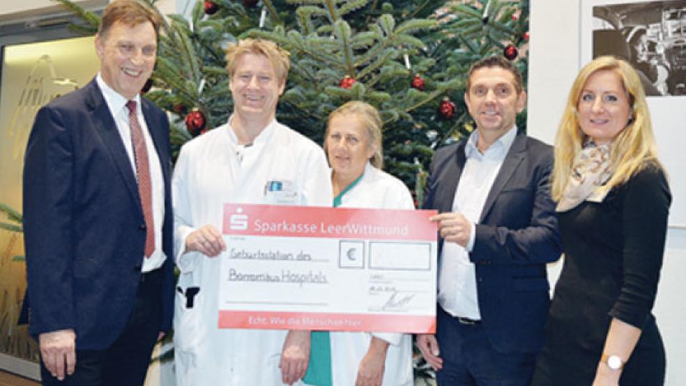 Bei der Spendenübergabe (von links): Der Geschäftsführer des Borromäus-Hospitals Dieter Brünink, der Chefarzt der Gynäkologie und Geburtshilfe Bruno Wennemann, die Leitende Oberärztin Dr. Hilke Walter, der Steuerberater Ralph Inden und die Assistentin der Geschäftsführung, Sarah Sebeke. © Foto: Borromäus-Hospital