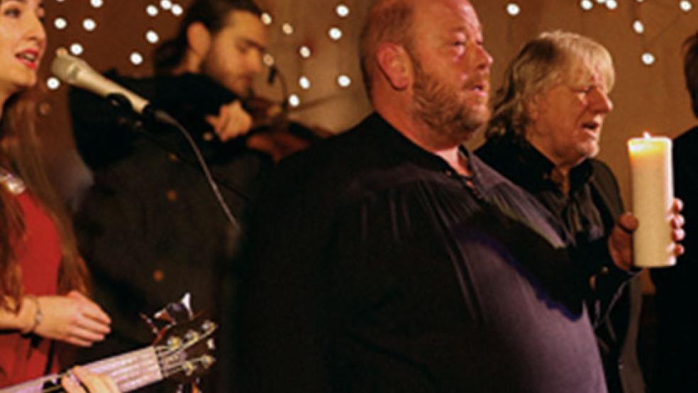 Dr. Detlef Klahr eröffnet gemeinsam mit der Musikgruppe »Laway«, verstärkt durch »La Kejoca« und »Triangel«, mit (von links) Keno Brandt, Carmen Bangert, Jonas Rölleke, Albertus Akkermann, Gerd Brandt, Manuel Bunger und Jörg Fröse, das Jahr 2019 »Zeit für Freiräume« am 6. Januar um 11 Uhr in der Kulturkirche Martin-Luther Emden. © Foto: Wolfgang Machtemes