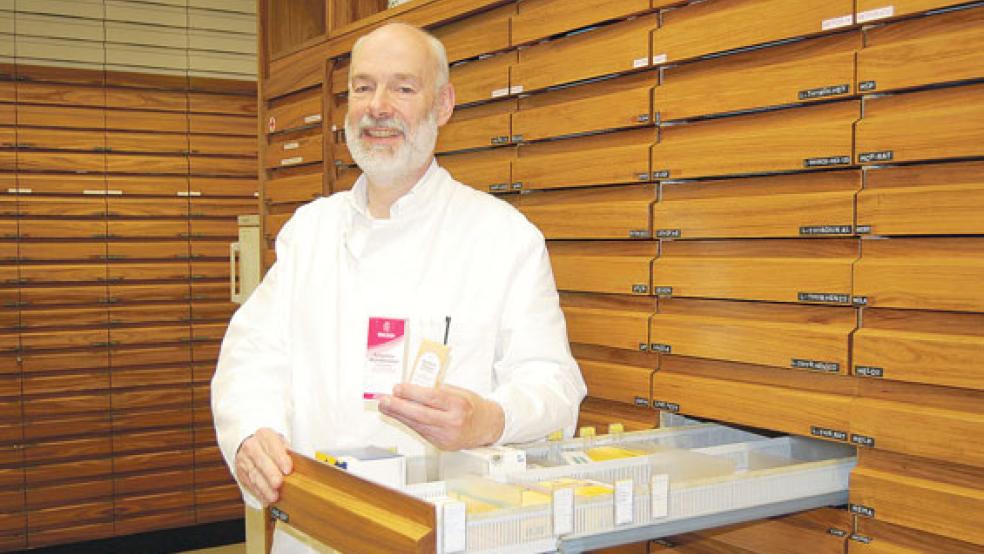 Myrrhe-Präparate gibt der Apotheker Berend Groeneveld aus Norden hoch häufig heraus. Groeneveld ist Vorsitzender des Landesapothekerverbandes. © Foto: Martens
